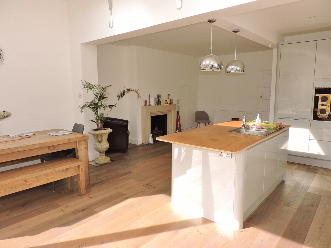 3 bedroom semi-detached house Sold in New Malden - Photograph 7
