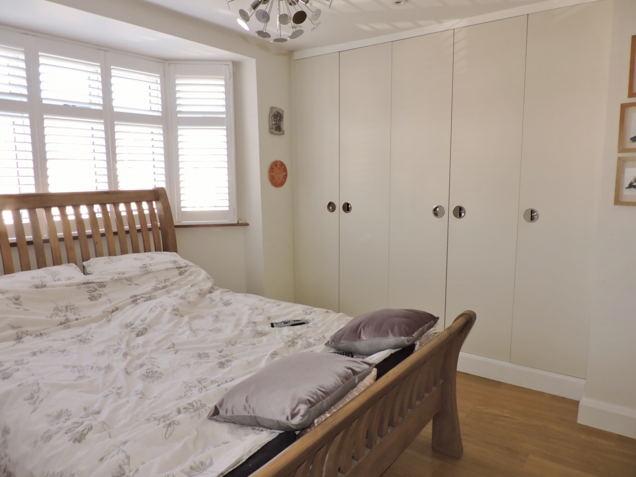 3 bedroom semi-detached house Sold in New Malden - Photograph 12