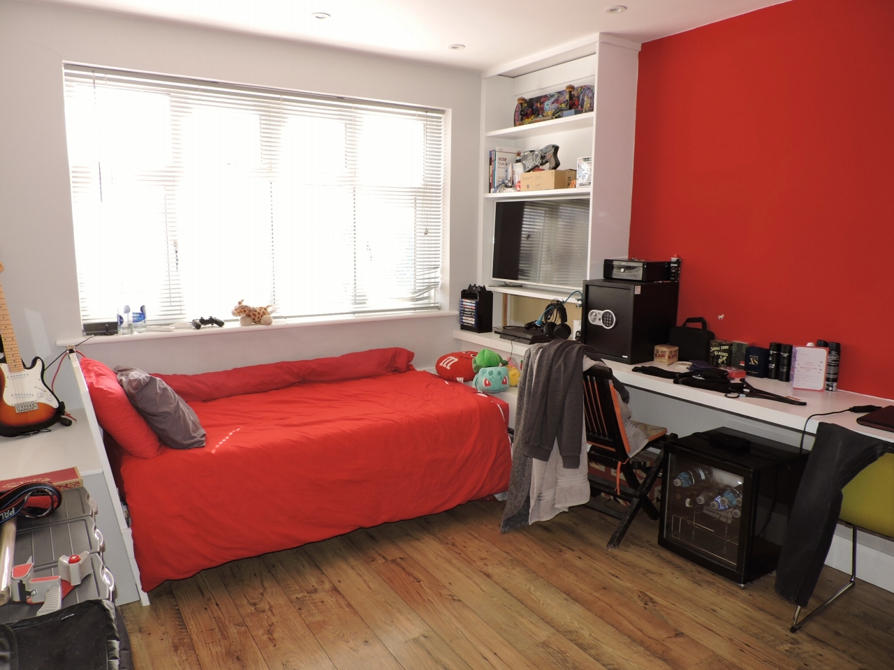 3 bedroom semi-detached house Sold in New Malden - Photograph 13
