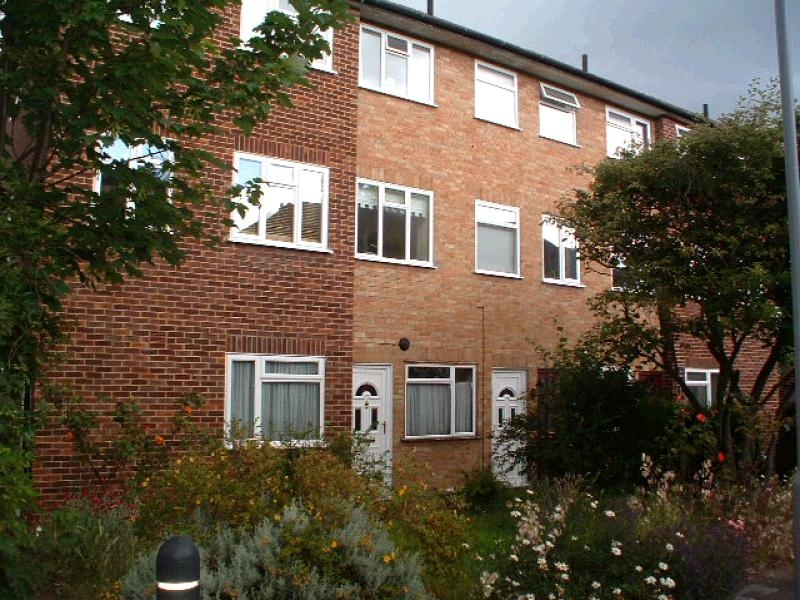 2 bedroom apartment flat/apartment Let in Chessington - Main Image