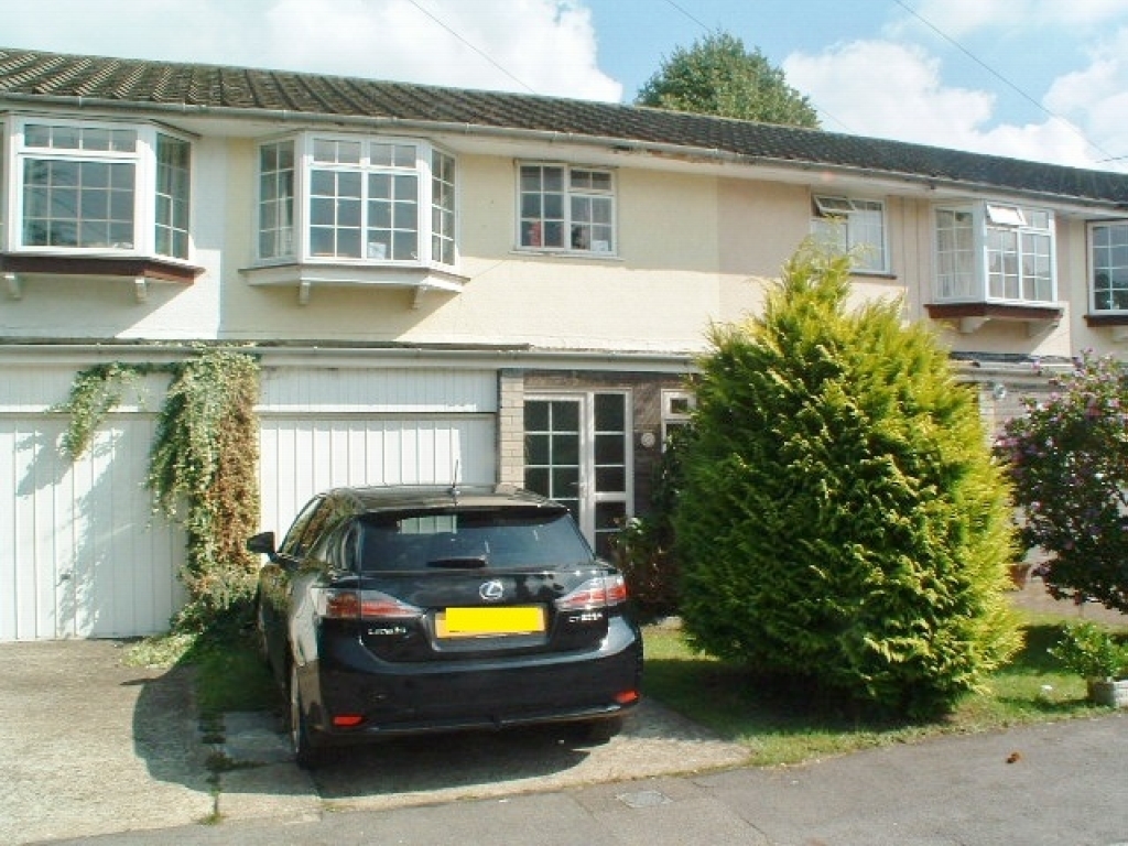 3 bedroom mid terraced house Let in New Malden - Property photograph