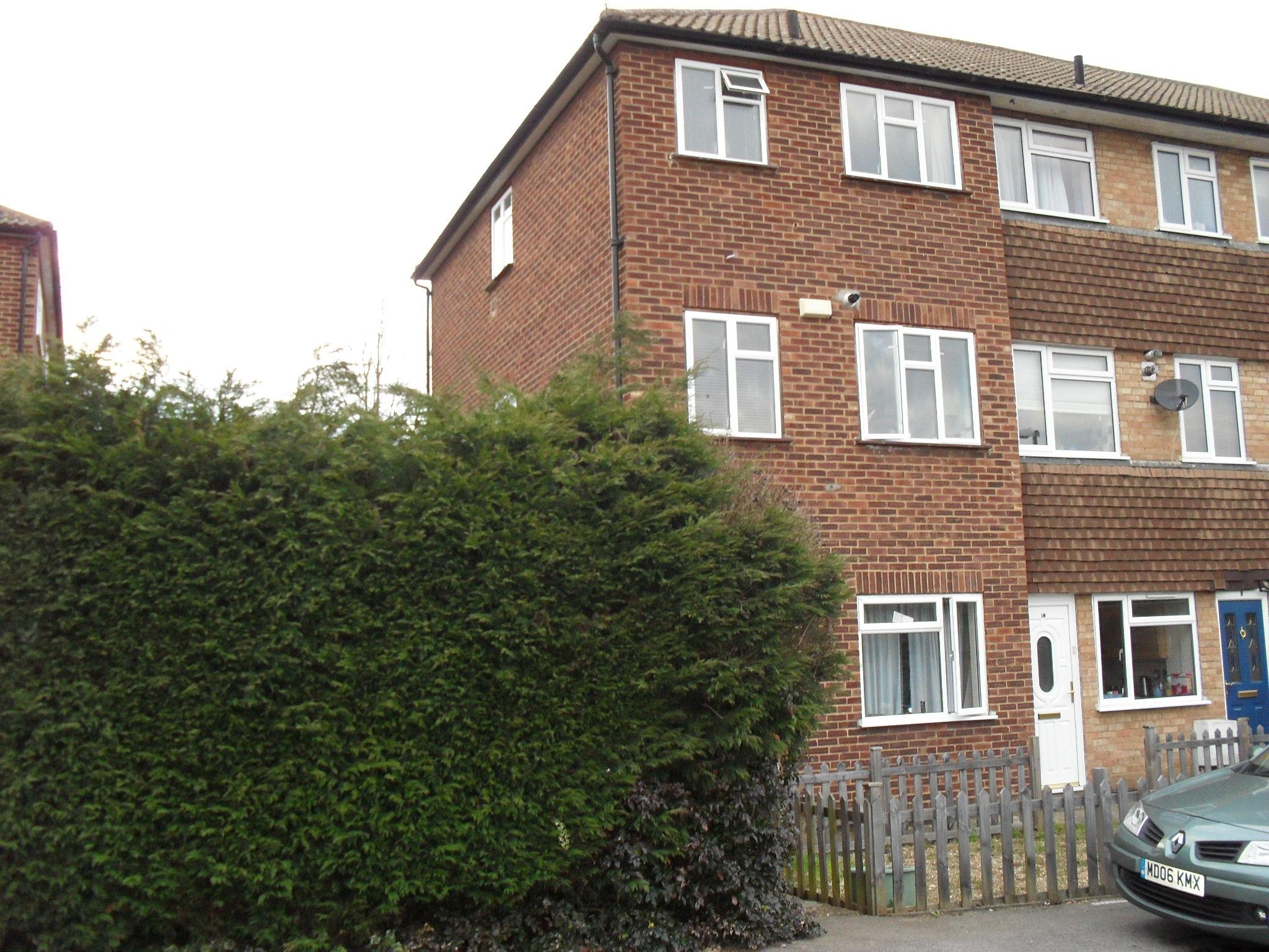 2 bedroom apartment flat/apartment Let in Chessington - Main Image
