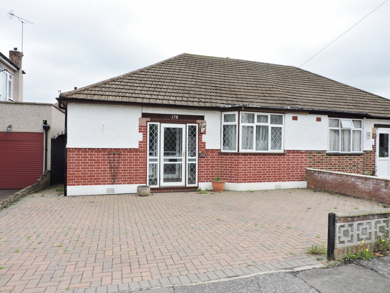 2 bedroom detached bungalow Let in Epsom - Property photograph