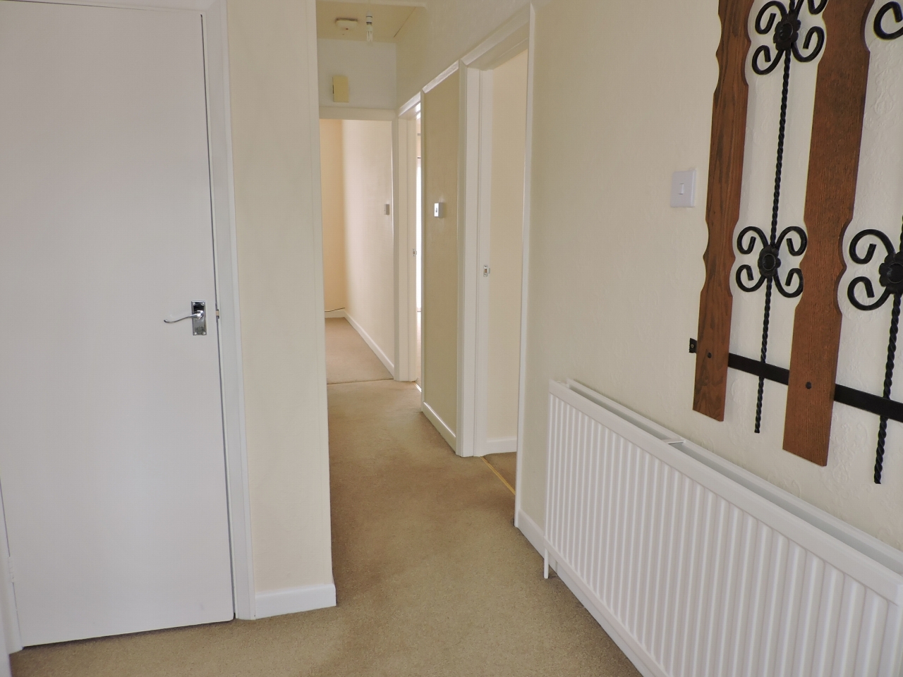 2 bedroom detached bungalow Let in Epsom - Property photograph