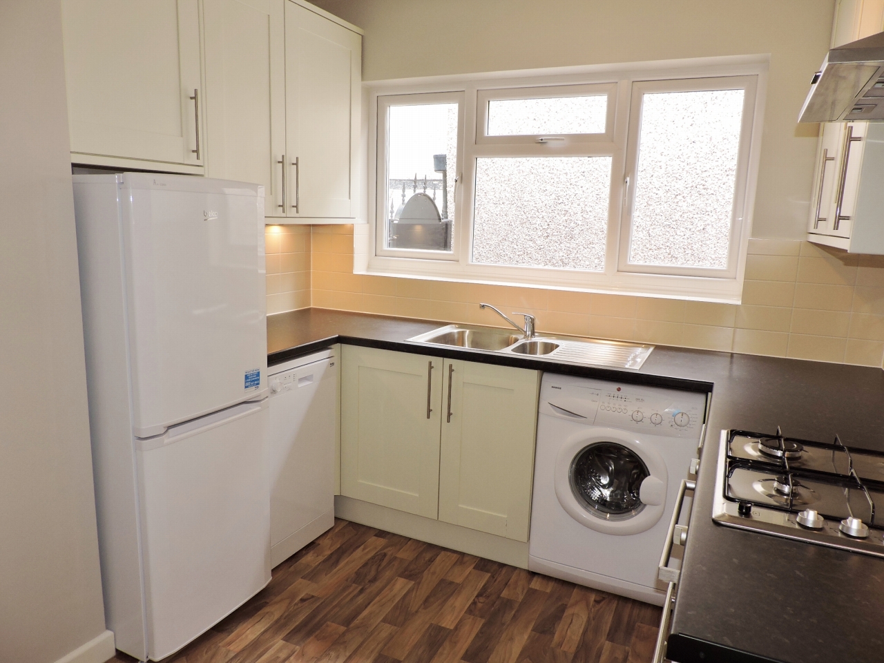 2 bedroom detached bungalow Let in Epsom - Photograph 5