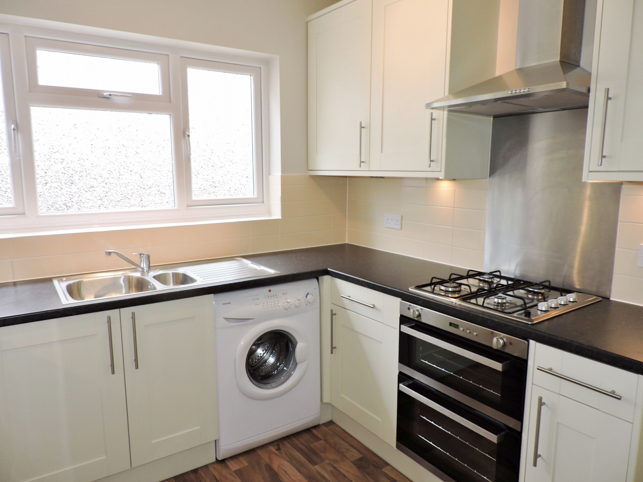 2 bedroom detached bungalow Let in Epsom - Photograph 6