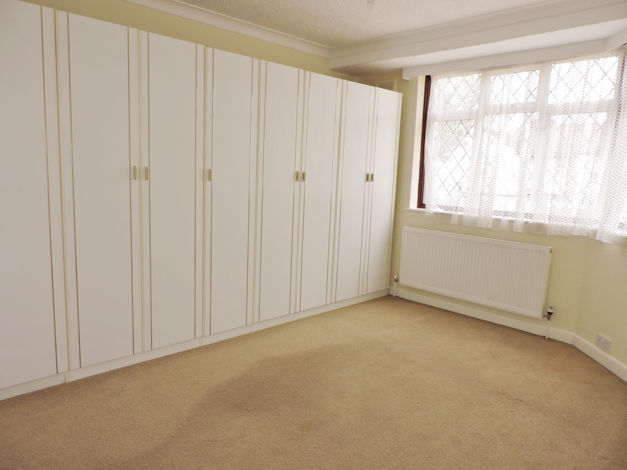2 bedroom detached bungalow Let in Epsom - Photograph 7