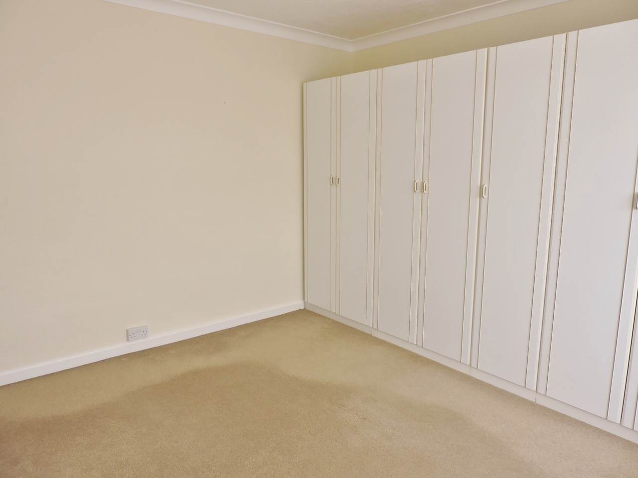 2 bedroom detached bungalow Let in Epsom - Photograph 8