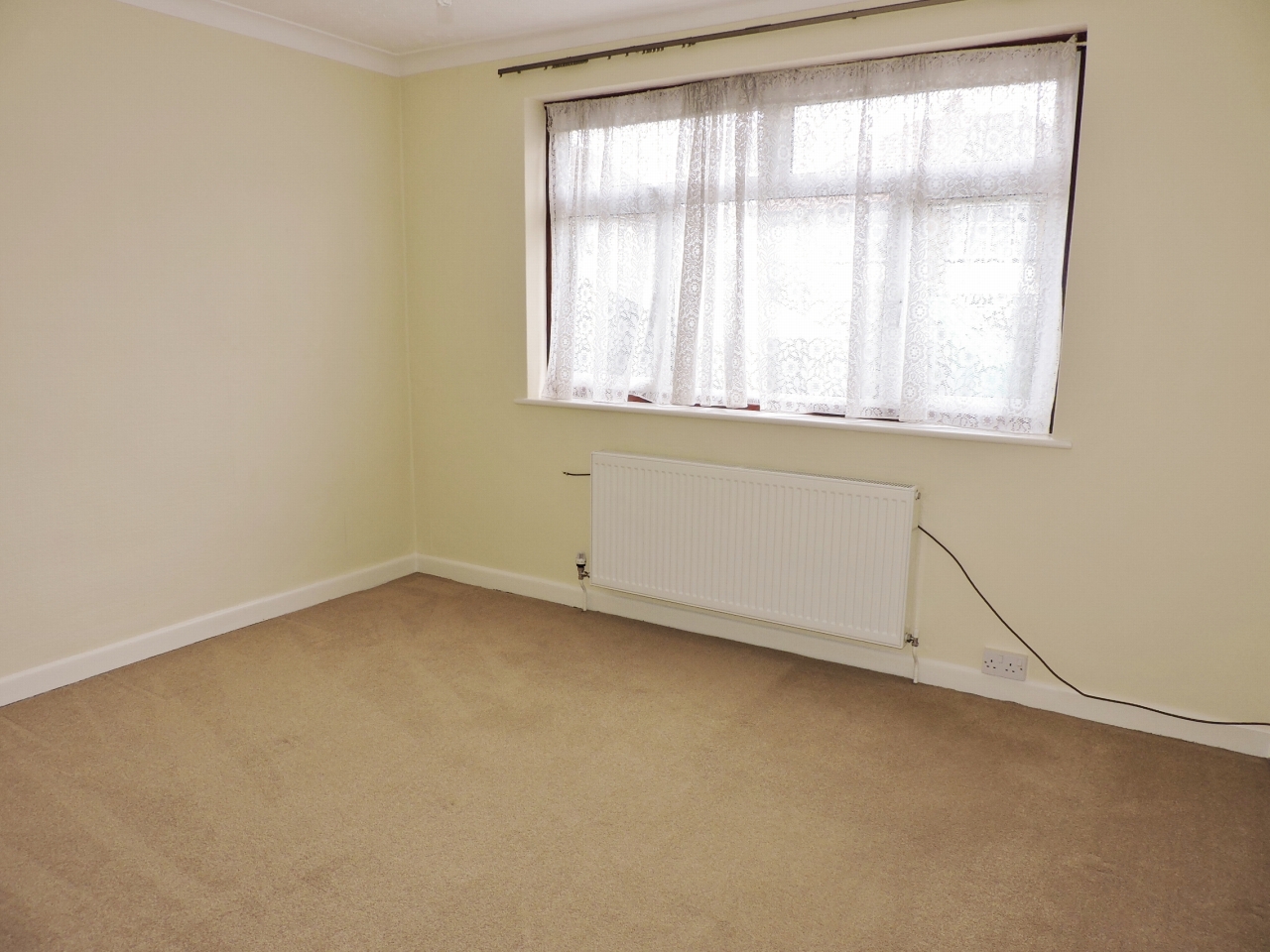 2 bedroom detached bungalow Let in Epsom - Photograph 9