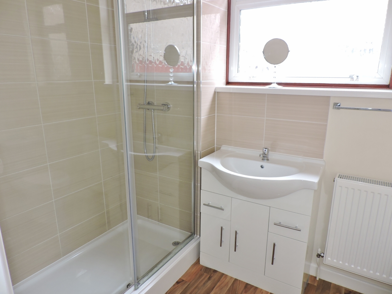 2 bedroom detached bungalow Let in Epsom - Photograph 10