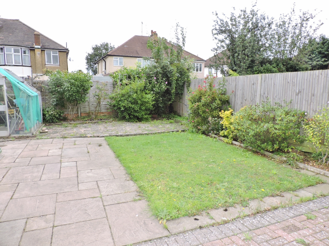 2 bedroom detached bungalow Let in Epsom - Photograph 11