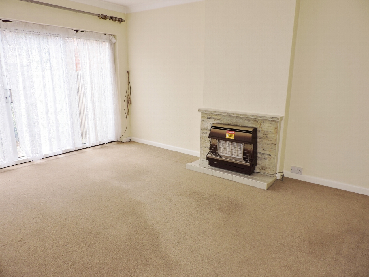 2 bedroom detached bungalow Let in Epsom - Property photograph