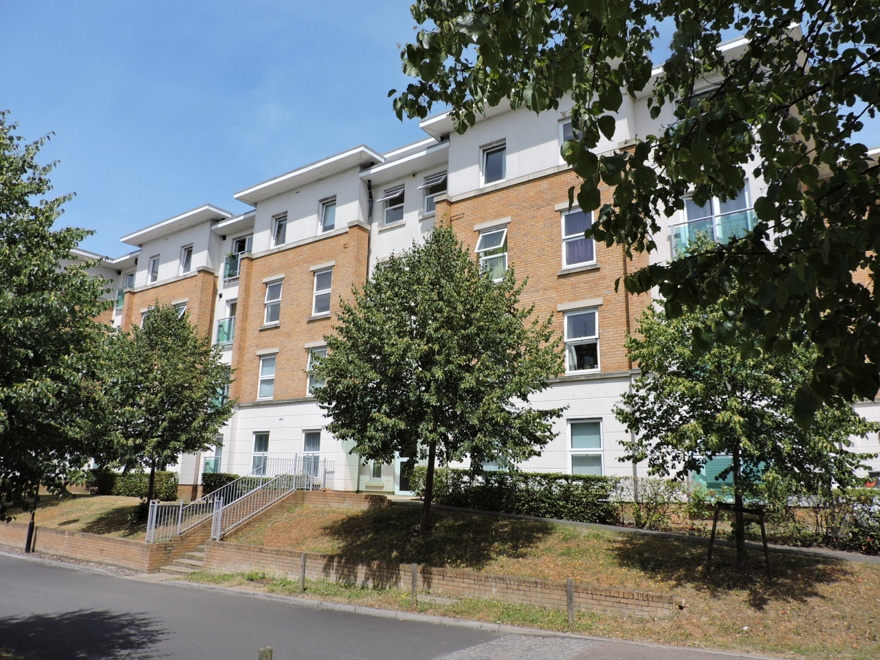 2 bedroom apartment flat/apartment Let in Leatherhead - Main Image