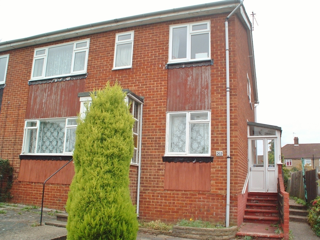2 bedroom Let in Chessington - Main Image