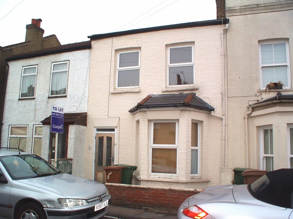 2 bedroom mid terraced house Let in Worcester Park - Main Image