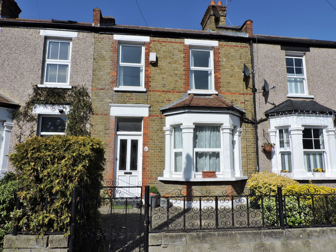 2 bedroom mid terraced house Let in Surbiton - Main Image