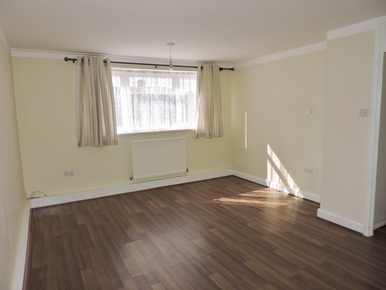 3 bedroom apartment flat/apartment Let in New Malden - Property photograph